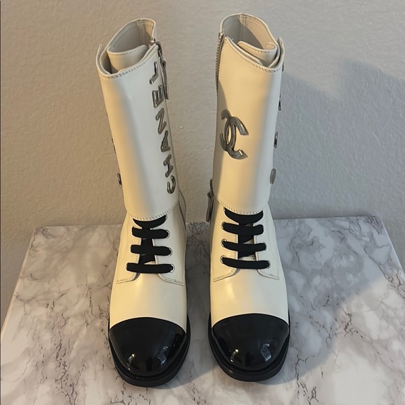 Chanel Boots Cream and Black - Picture 3 of 8